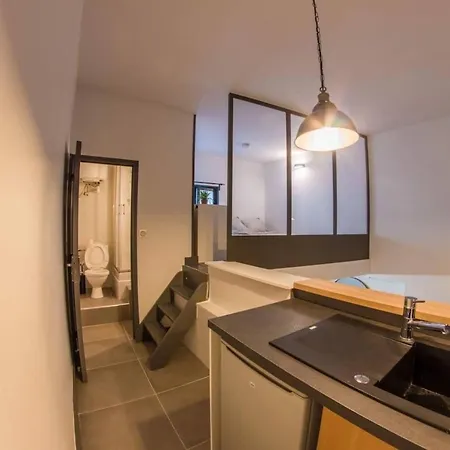 Joli Loft Atypique - Metro Valmy Apartment *