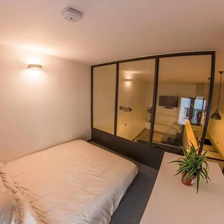 Joli Loft Atypique - Metro Valmy Apartment *